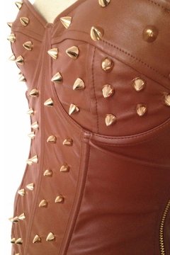 Коричневый кожаный корсет с юбкой украшенный шипами