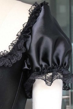 Черный корсет с баской и пышными рукавами